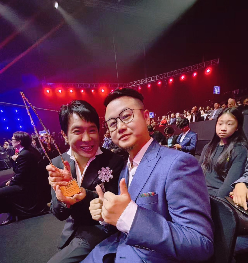 Two people sitting on a stage
AI-generated content may be incorrect.